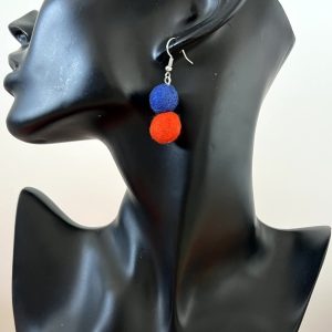 Boucles d&rsquo;oreille laine feutrée rouge et bleue