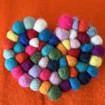 Boules de laine feutrée en dessous de plat cœur à upcycler