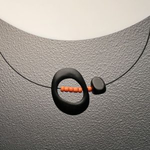 Collier bois et perles noir et orange