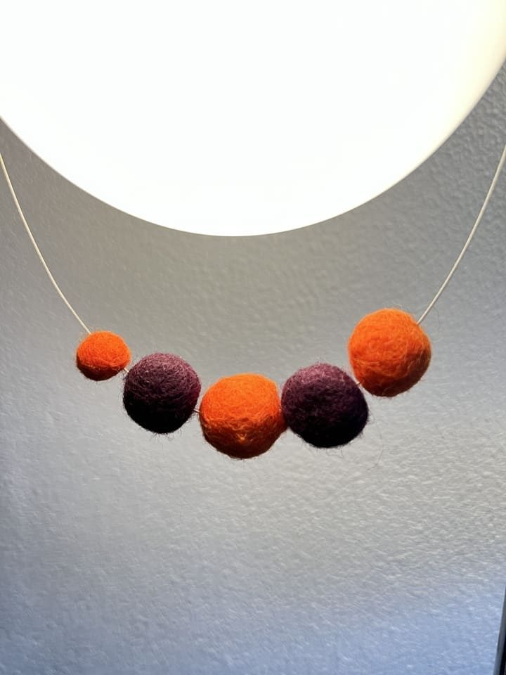 Collier boules laine feutrée orange et prune