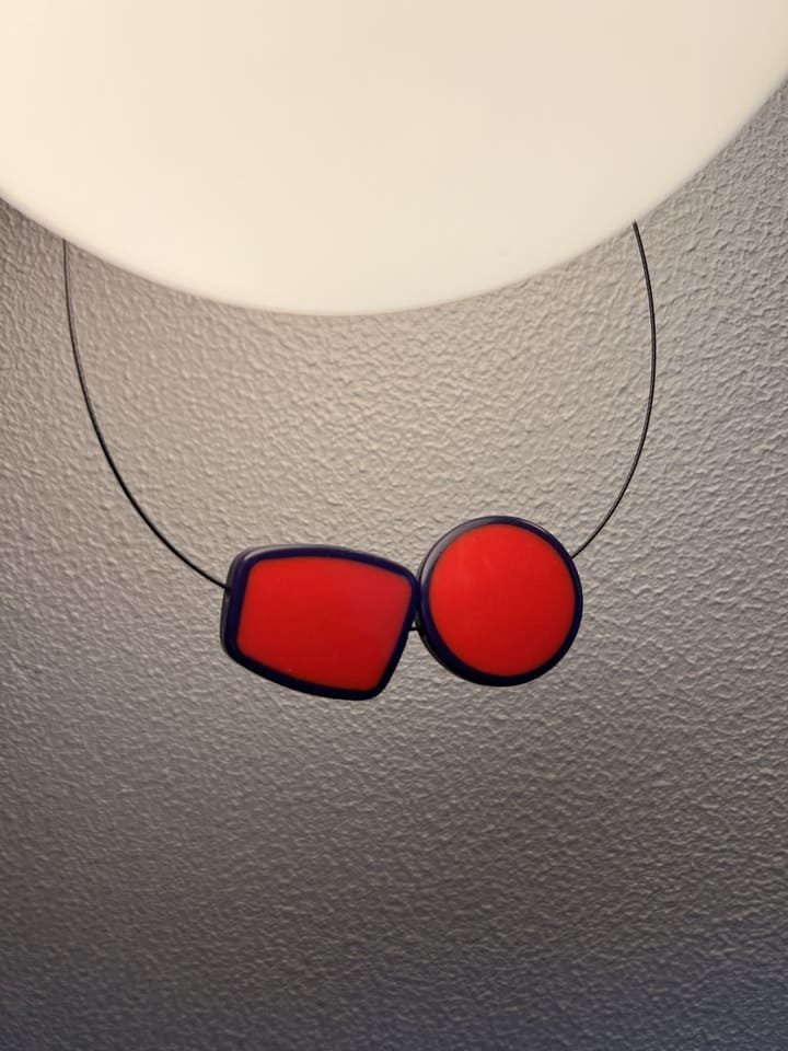 Collier résine rouge et violet